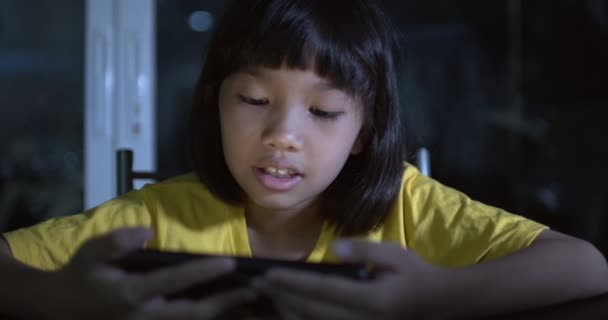 Asiatisk Unge Thailändsk Tjej Spelar Telefon Kvällen Efter Middagen Bordet — Stockvideo