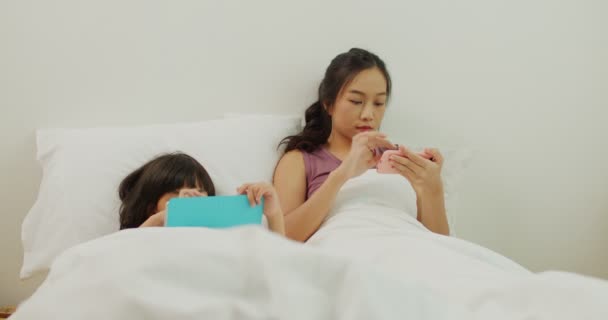 Азиатские Девушки Играют Телефон Ребенка Кровати Тайская Сестра Глядя Смартфон — стоковое видео