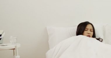 Depresyondaki genç Asyalı Taylandlı kadın yatakta uyuşturucu yemek için kalkar yatak odasında stres hisseder, endişeli melez kadın sabahları uykusuzluk çeker.