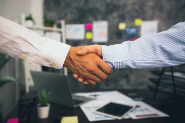 Başarılı müzakere ve tokalaşma konsepti, iki işadamı ortaklık ve takım çalışması için ortakla tokalaşıyor, iş anlaşması.