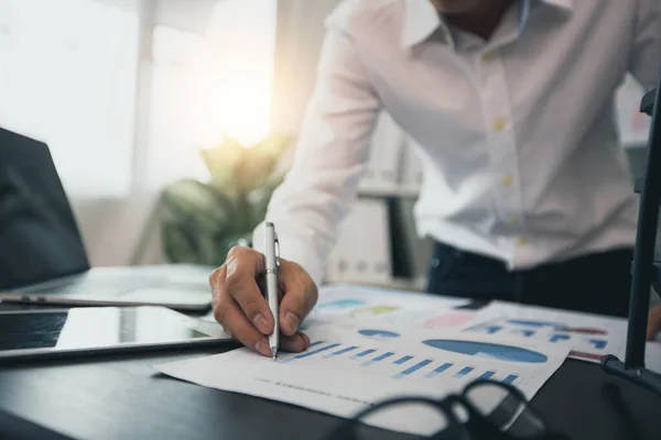 Närbild Affärsman Kontroll Och Planering Ekonomigrafen Bordet Kontor Strategi Och — Stockfoto