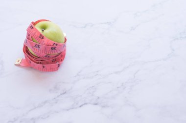 Taze meyve ve sağlık ürünleri, sağlıklı beslenme ve egzersiz kavramı.