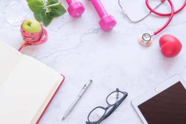 Taze meyve ve sağlık ürünleri, sağlıklı beslenme ve egzersiz kavramı.