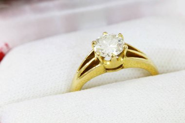 Beyaz arkaplanda altın mücevherler.