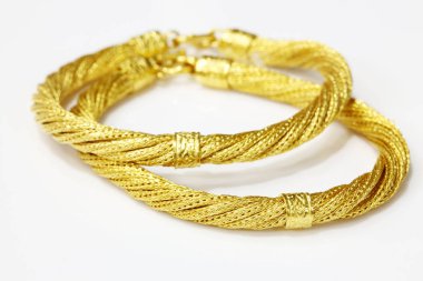 Beyaz arkaplanda altın mücevherler.