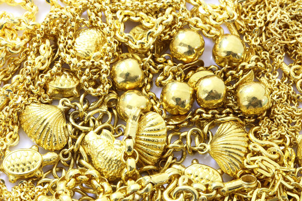 золотые украшения на белом фоне.