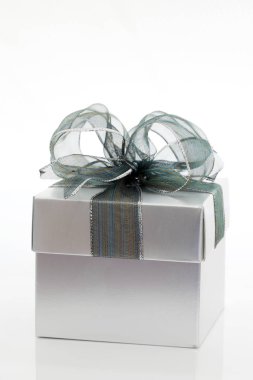 beyaz zemin üzerine gümüş hediye kutusu