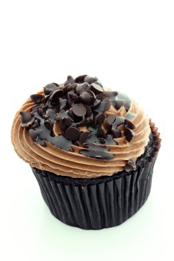 Beyaz arkaplanda renkli kekler