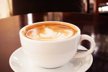 Ahşap bir masa üzerinde sıcak kahve Latte.