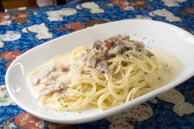 Spagetti Carbonara lezzetli yemek masada.