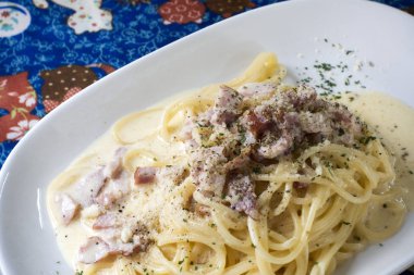 Spagetti Carbonara lezzetli yemek masada.