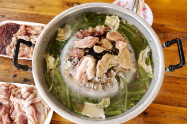 Tay sıcak tavada ızgara domuz