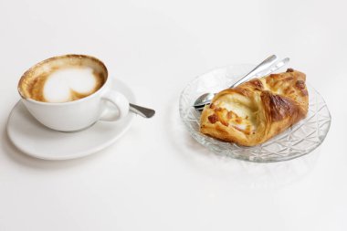 En sevdiğim kahve pasta jambon peynir beyaz arka plan üzerinde.