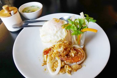 Sahanda yumurta ile sarımsak kızartılmış kalamar                               