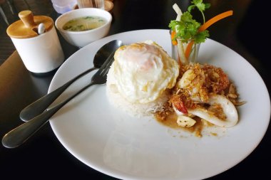 Sahanda yumurta ile sarımsak kızartılmış kalamar                               