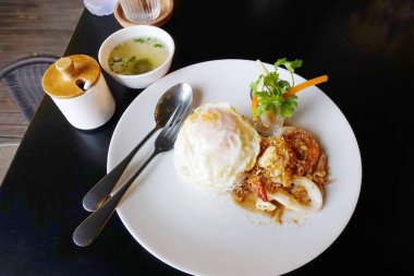 Sahanda yumurta ile sarımsak kızartılmış kalamar                               