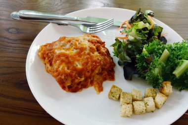 Lazanya etli sebze salatası                               