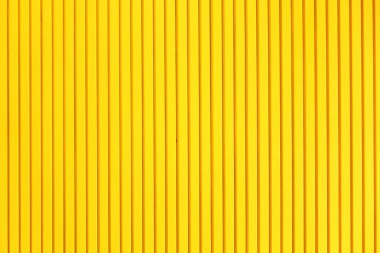 Ahşap duvarlar boyalı sarı çizgili