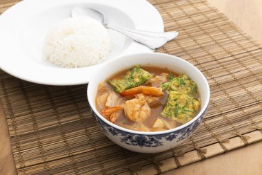 Sıcak ve ekşi karides sebze Tayland ile