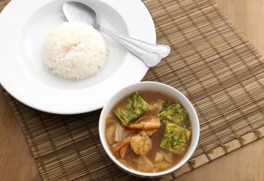 Sıcak ve ekşi karides sebze Tayland ile