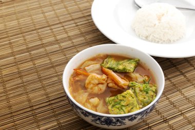 Sıcak ve ekşi karides sebze Tayland ile