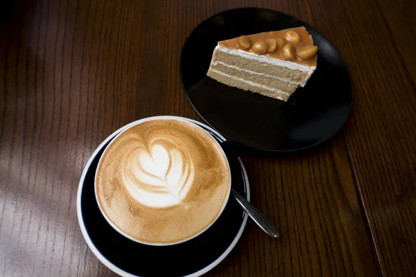 Kaffee Latte Mit Kuchen Auf Dem Dunklen Holztisch — Stockfoto