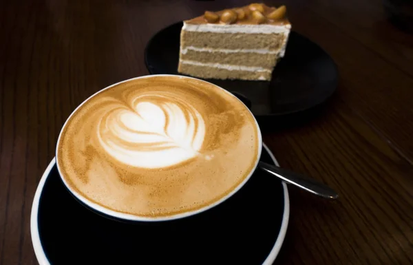 Kaffee Latte Mit Kuchen Auf Dem Dunklen Holztisch — Stockfoto