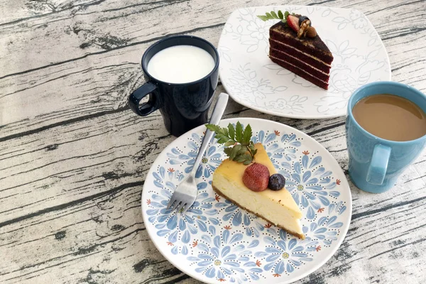 New York Cheesecake ve festival sezonu için çikolatalı kek.