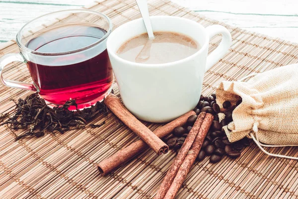 Kahve ve çay kahve ve çay yaprakları üzerinde ahşap zemin.