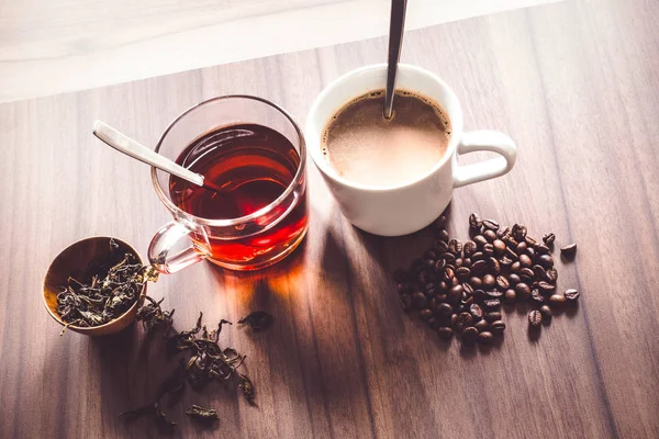 Кофе Чай Кофейными Зернами Чайными Листьями Деревянном Полу — стоковое фото