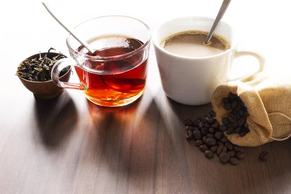 木地板上的咖啡和茶 包括咖啡豆和茶叶 — 图库照片
