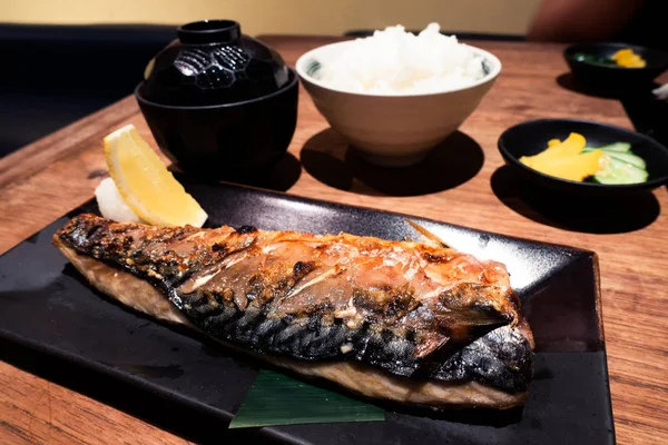 Grătar Saba Stabilit Masă Lemn Într Restaurant Japonez — Fotografie, imagine de stoc