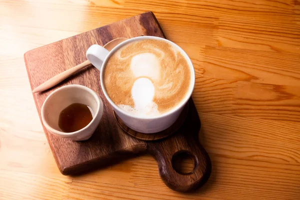 Latte Caliente Una Taza Café Blanco Sobre Una Mesa Madera — Foto de Stock