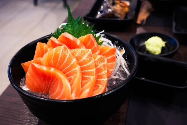 Somon Sashimi Masă Lumina Restaurantului Întuneric — Fotografie, imagine de stoc