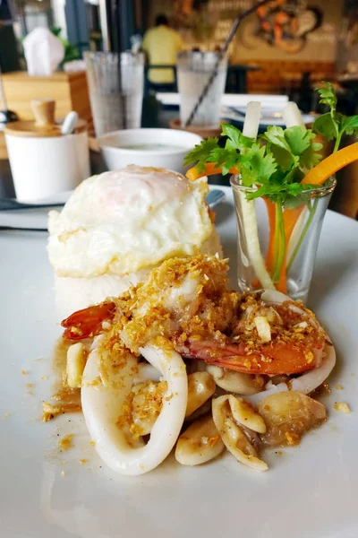  Sahanda yumurta ile sarımsak kızartılmış kalamar                              