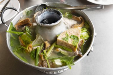 Bir sıcak tencerede taro ile balık çorbası