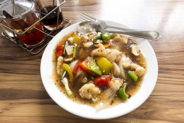 Fasulye ile tepesinde balık erişte