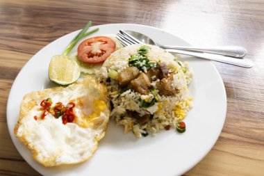 Kızarmış domuz eti pilav kızarmış yumurta ile.