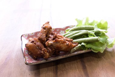 Kızarmış tavuk kanadı ahşap arka plan üzerinde