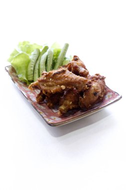 Kızarmış tavuk kanadı ahşap arka plan üzerinde