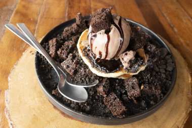 Krep ve çikolatalı dondurma kek ile