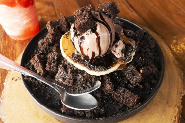 Krep ve çikolatalı dondurma kek ile