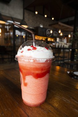 Ahşap bir masa üzerinde su çilek güler yüzlü.