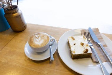 Havuçlu kek ile sıcak kahve