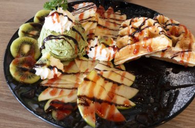 Yeşil çay dondurma waffle ve meyve