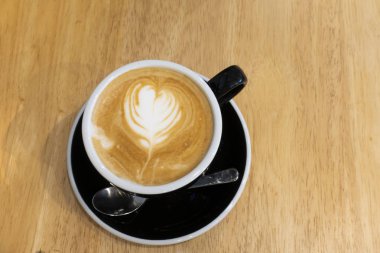 Ahşap bir masa üzerinde sıcak kahve Latte.