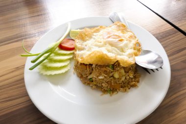 domuz eti ve kızarmış yumurta ile kızarmış pilav