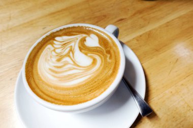 ahşap masa üzerinde sıcak kahve