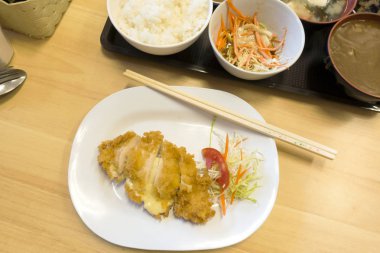 Peynir ile kızarmış tavuk göğsü dolması