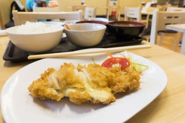 Peynir ile kızarmış tavuk göğsü dolması